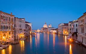 Предрассветный канал в Венеции, Италия