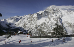 Спуск по лыжной трассе на курорте Курмайор, Италия