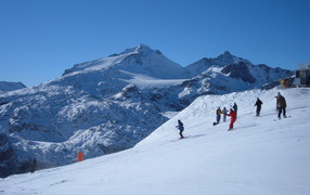 Спуск на лыжах на горнолыжном курорте Кортина д'Ампеццо, Италия