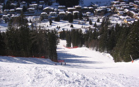 Спуск на лыжах на горнолыжном курорте Мадонна ди Кампильо, Италия