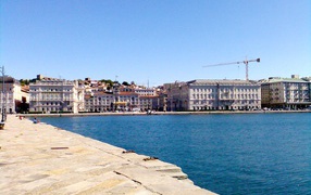 Набережная на курорте в Триесте, Италия