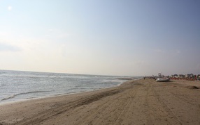 Бескрайний пляж на курорте в Римини, Италия