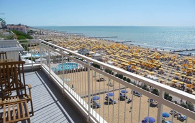 Бескрайний пляж на курорте Лидо ди Езоло, Италия