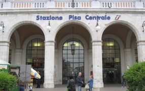 Вход на центральный вокзал в Пизе, Италия