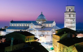 Вечернее сияние города в Пизе, Италия