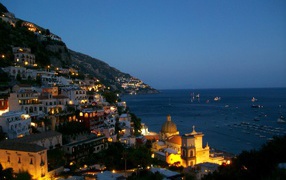 Вечерние огни на курорте в Амальфи, Италия