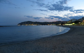 Вечерние огни на курорте Диано Марино, Италия