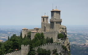 Крепость на вершине горы в Сан Марино, Италия