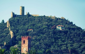 Крепость на горе на курорте Ноли, Италия