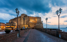 Крепость на набережной в Неаполе, Италия