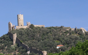 Крепостная стена на курорте Ноли, Италия