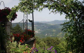 Сад с видом на горы на курорте в Монтекатини Терме, Италия