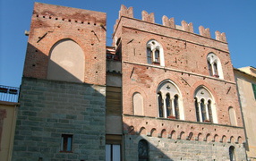 Старинное здание на курорте Ноли, Италия