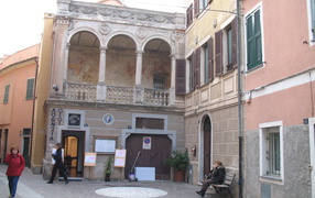 Старинное здание на курорте Споторно, Италия