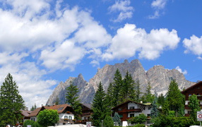 Гостиница на фоне гор на горнолыжном курорте Кортина д'Ампеццо, Италия