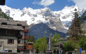 Дома на фоне гор на горнолыжном курорте Курмайор, Италия