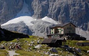 Дом на фоне гор на горнолыжном курорте Мадонна ди Кампильо, Италия