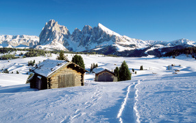 Дома на фоне гор на горнолыжном курорте Валь Гардена, Италия