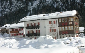 Дом на фоне гор на горнолыжном курорте Валь-Ди-Фасса, Италия