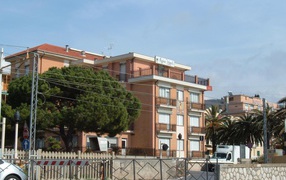 Дома на набережной на курорте в Пьетра Лигуре, Италия