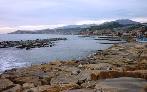 Дома на набережной в Санто Стефано аль Маре, Италия