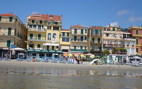 Дома на набережной на курорте Алассио, Италия