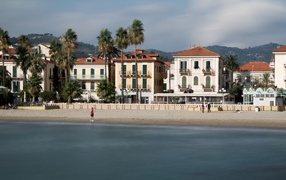 Дома на набережной на курорте Диано Марино, Италия