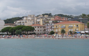 Дома на набережной на курорте Сан Бартоломео Аль Маре, Италия