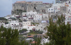 Дома на скале на курорте Пизавр, Италия