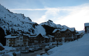 Дома у подножия Альп на горнолыжном курорте Арабба, Италия