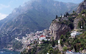 Дома на скале в Неаполе, Италия