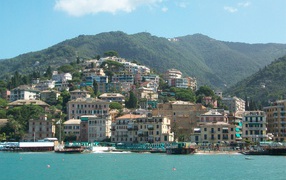 Дома на холме на курорте Рапалло, Италия