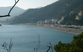 Дома на набережной на курорте Споторно, Италия