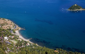 Островок у побережья на курорте Алассио, Италия