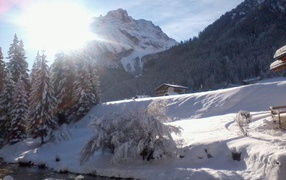 Горная река на горнолыжном курорте Валь-Ди-Фасса, Италия