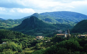 Горный пейзаж на курорте Абано Терме, Италия