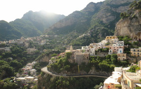 Горная дорога на курорте Позитано, Италия