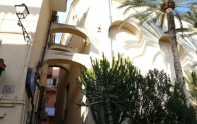 Узкие улочки в городе на курорте Бордигера, Италия