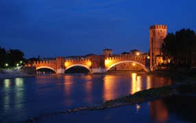 Ночной мост в Вероне, Италия