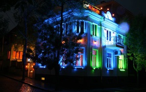 Ночная подсветка на курорте в Римини, Италия