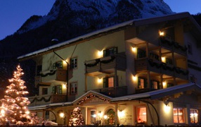 Ночные огни на горнолыжном курорте Валь-Ди-Фасса, Италия