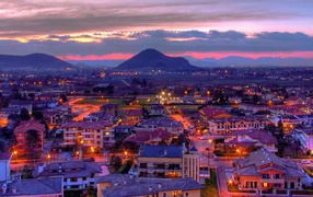 Ночные огни на курорте Абано Терме, Италия