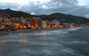 Ночные огни на курорте Алассио, Италия