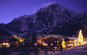 Ночные огни на горнолыжном курорте Курмайор, Италия