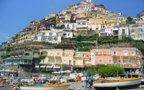 На набережной на курорте Позитано, Италия