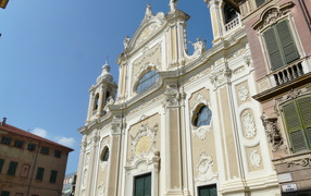 Изысканное здание на курорте Финале Лигуре, Италия