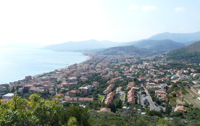 Панорама на курорте в Пьетра Лигуре, Италия