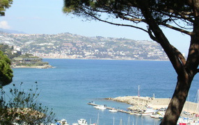 Панорама города на курорте Бордигера, Италия