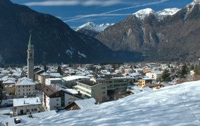 Панорама города на горнолыжном курорте Мадонна ди Кампильо, Италия