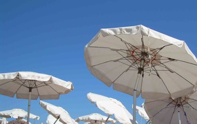 Пляжные зонтики на курорте Диано Марино, Италия